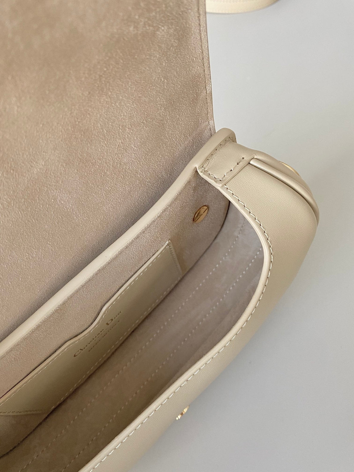 medium cd east west 22cm beige calfskin ghw