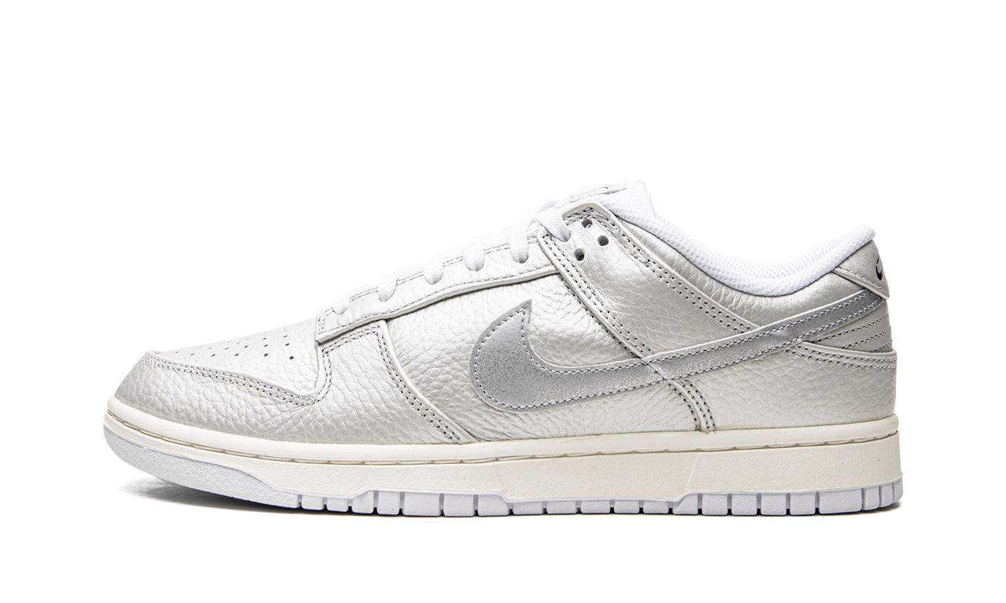 Dunk Low "Metallic Silver" DX3197 095
