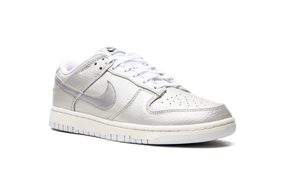 Dunk Low "Metallic Silver" DX3197 095