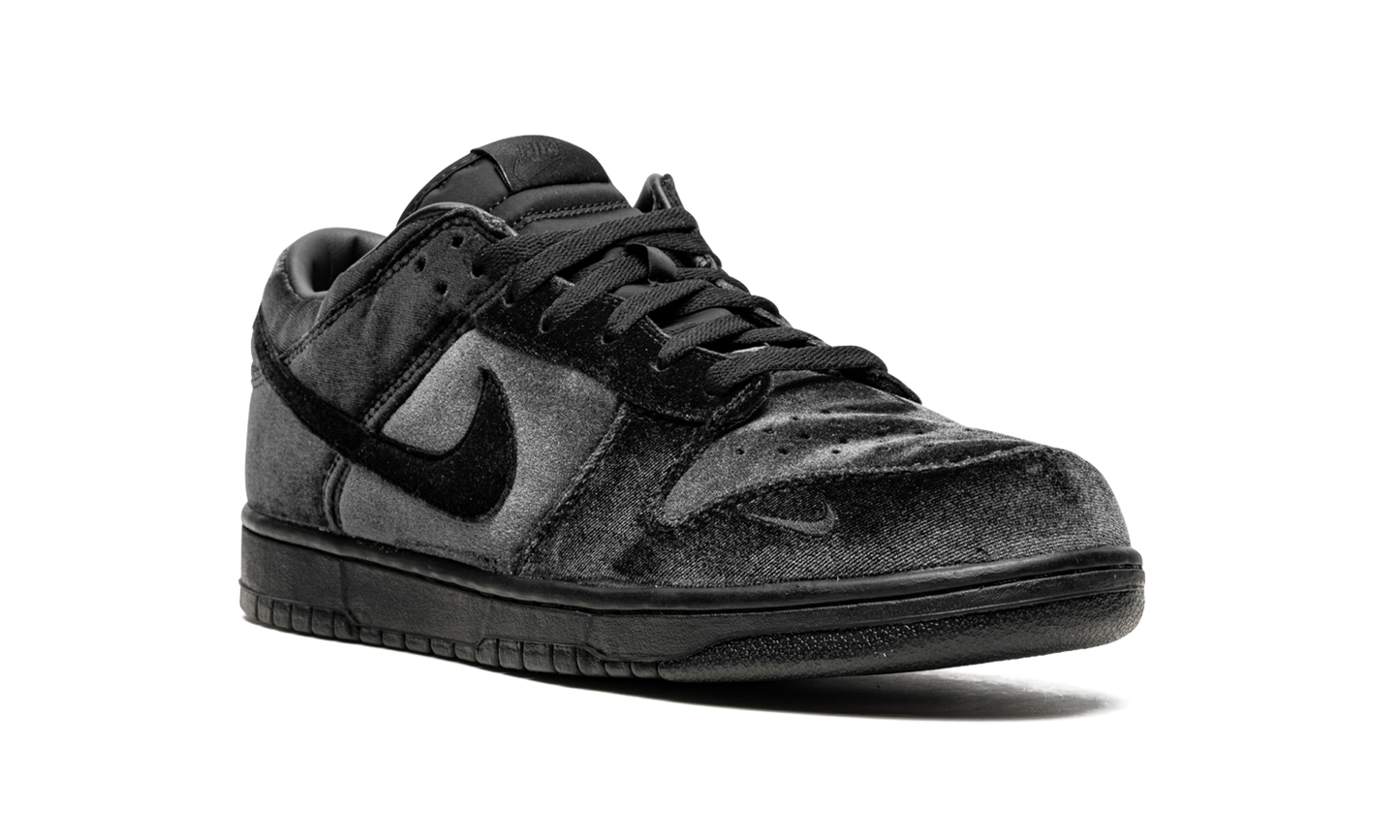 Dunk Low "Dover Street Market Triple Black Velvet" DH2686 002