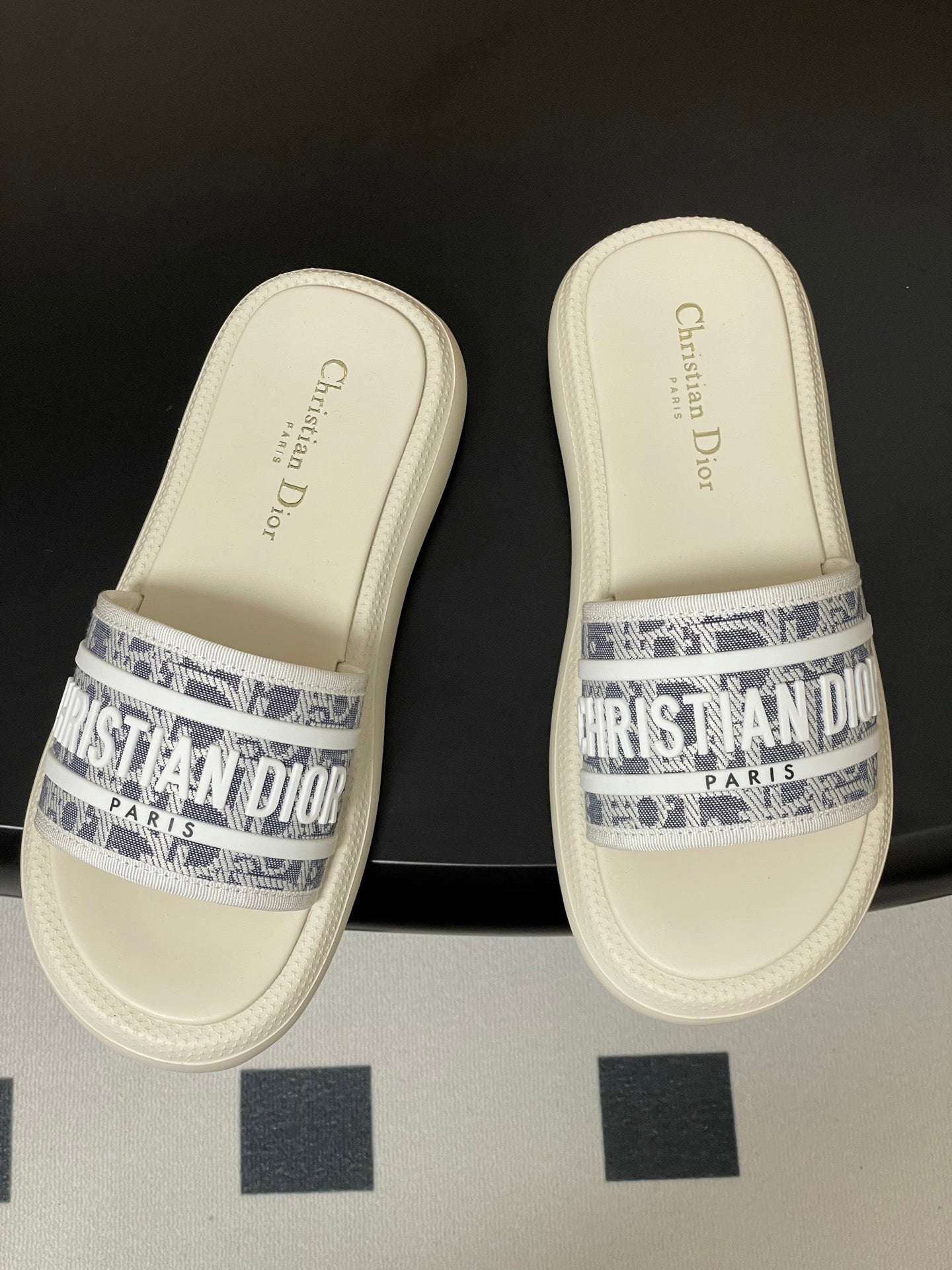 CD 25 Slippers White Gray Fabric 394062