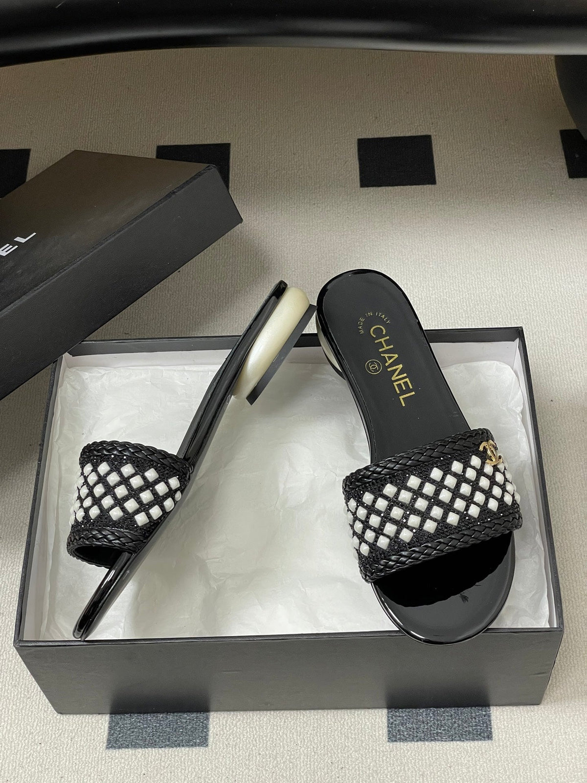CC 26s Pearl Flat Sandals Black White Patent Leather 649543