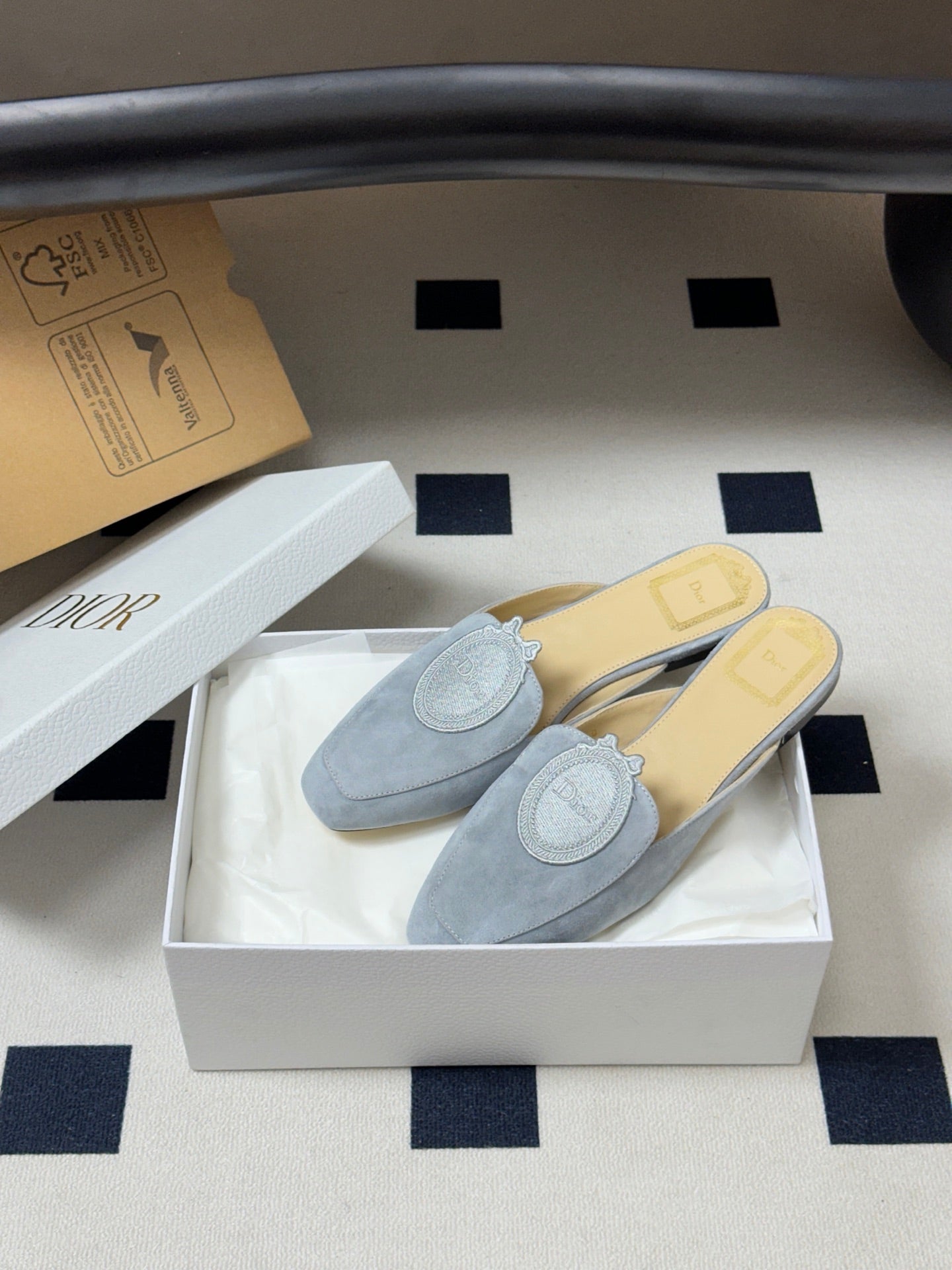 CD Médaillon Mule Light Grey Suede 834914
