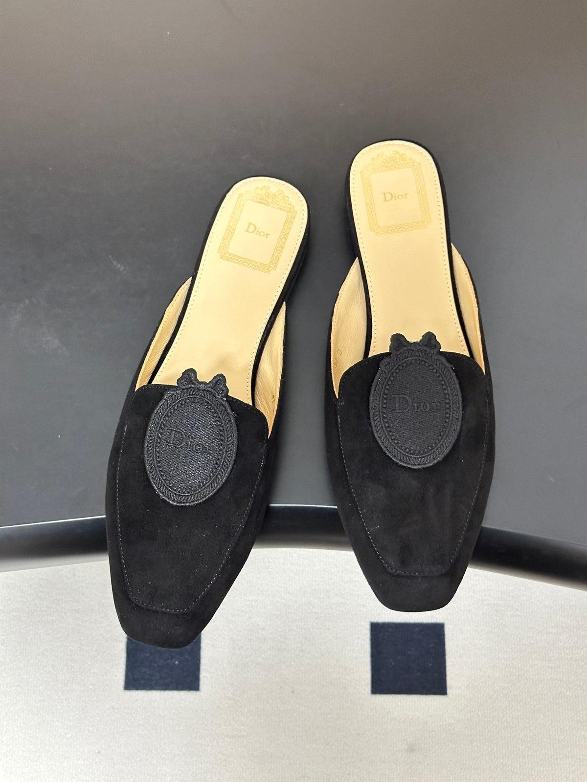 CD Médaillon Mule Black Suede 834915