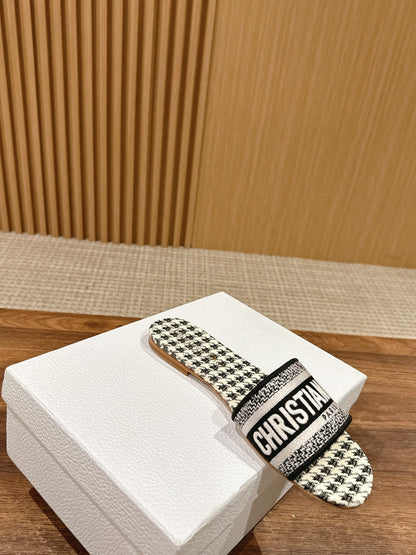 CD 26s D-Club Flat Slides In Black And White Houndstooth