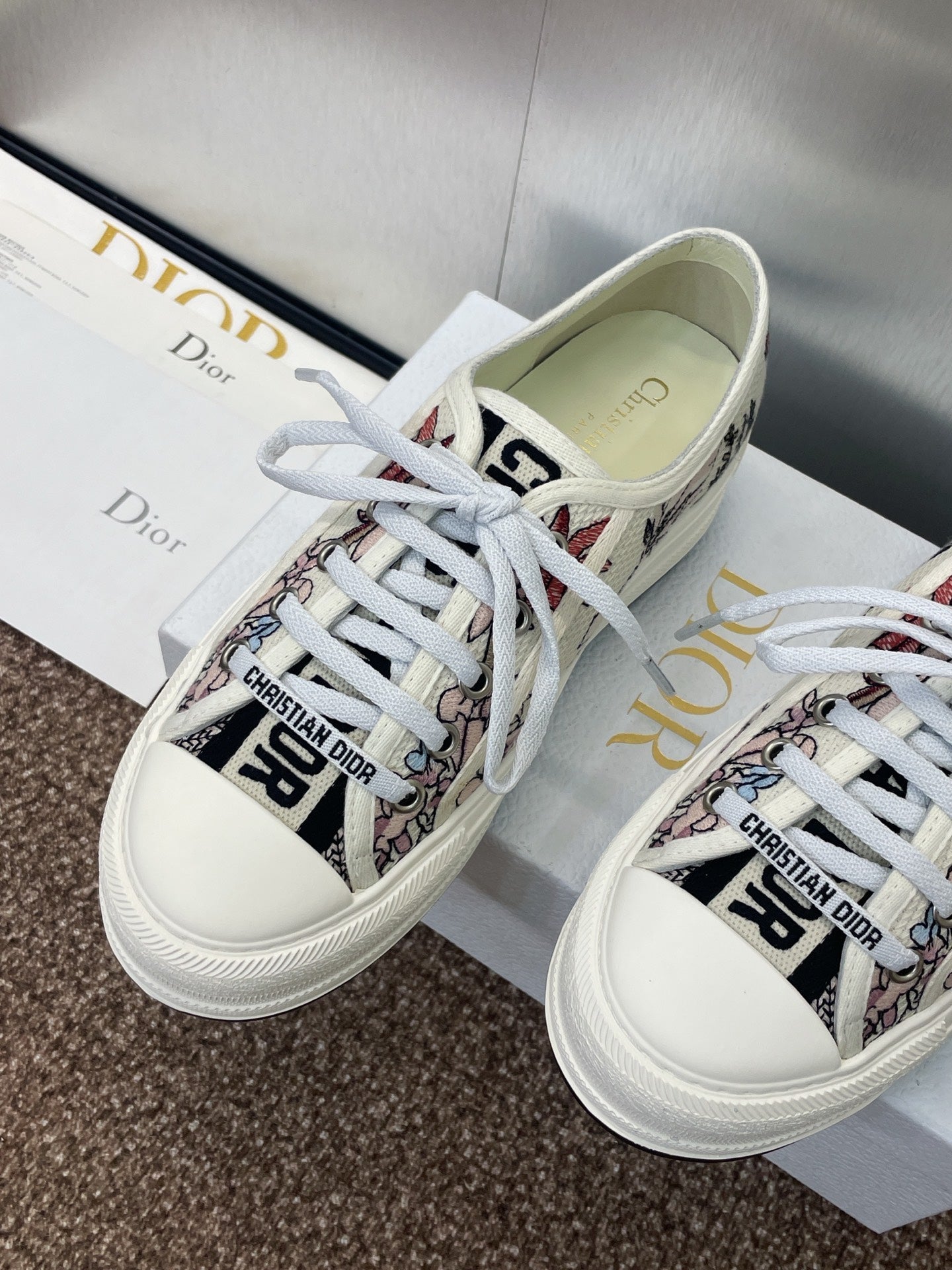 CD Walk'n Dior Oblique White Flower Motif Cowhide Fabric