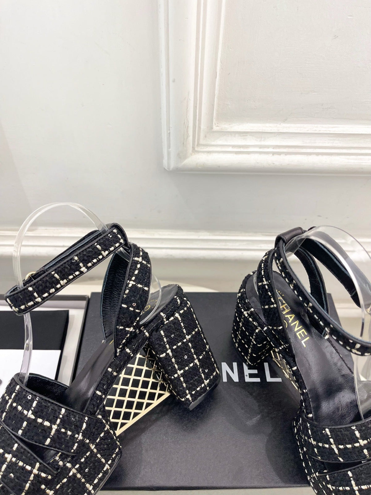 CC 26s HighHeeled Platform Sandals 85 Black Tweed 631863