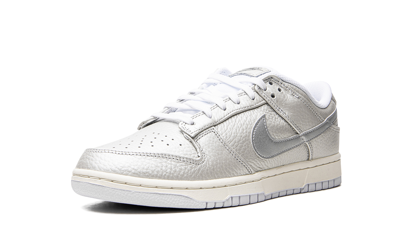 Dunk Low "Metallic Silver" DX3197 095
